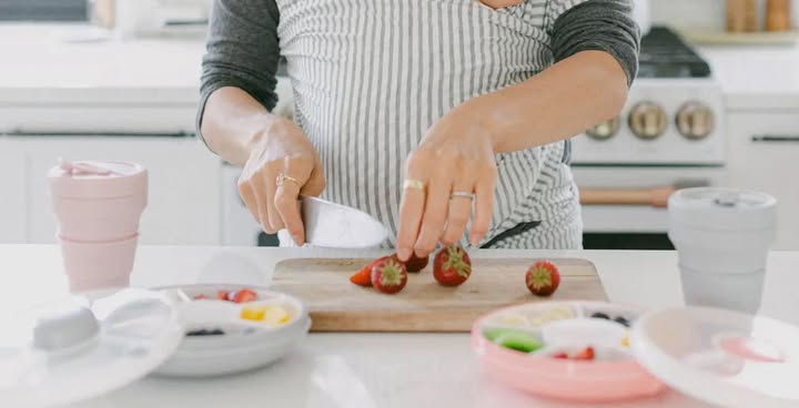 GöBe Kids Snack-Spinnerrutsche für Kinder, große Snackbox für unterwegs, MACARON BLAU