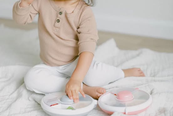 GöBe Kids Snack-Spinnerrutsche für Kinder, große Snackbox für unterwegs, MACARON BLAU