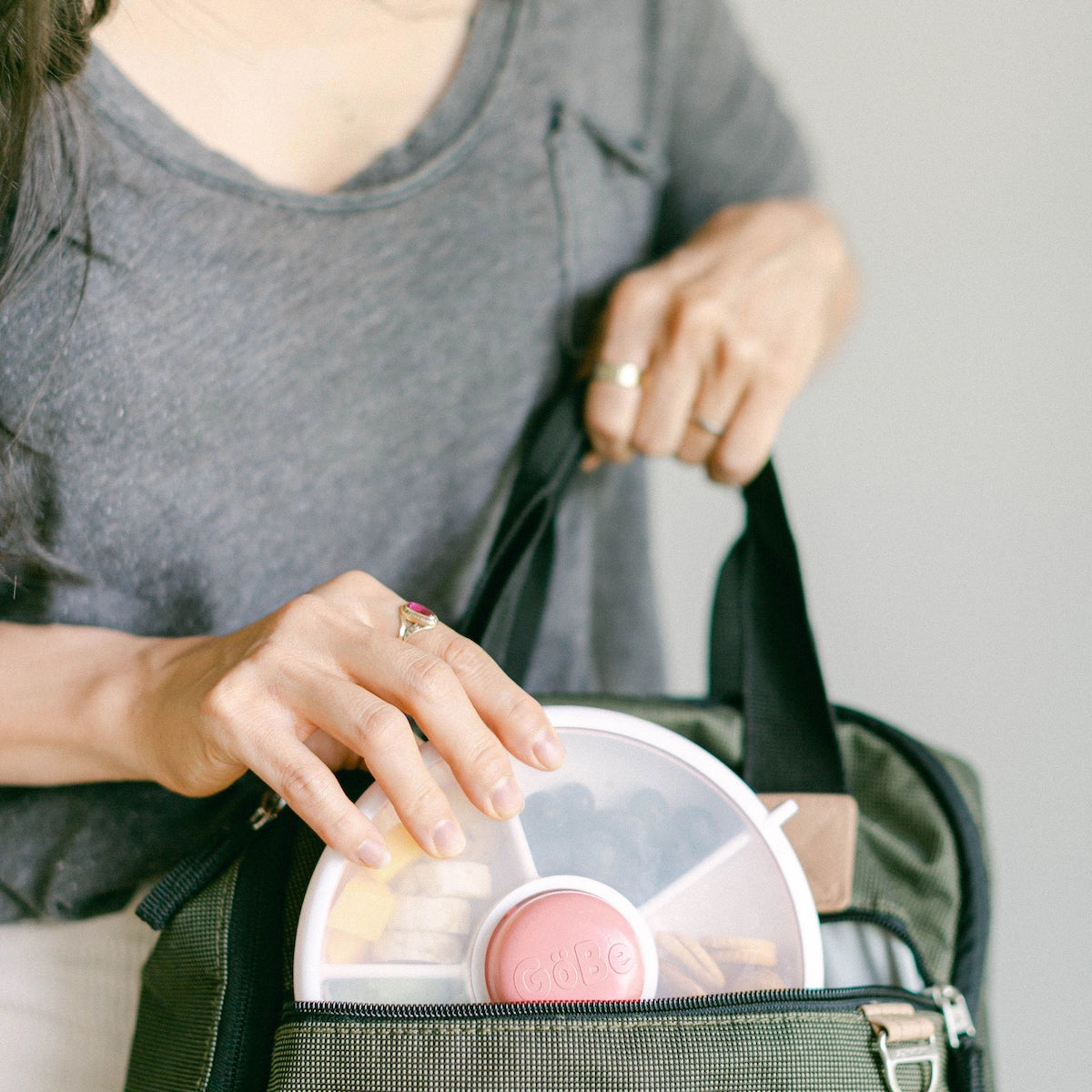 GöBe KLEINE Snack-Spinnerbox für Kinder, Flip, Reisesnackbox, Farbe: grau