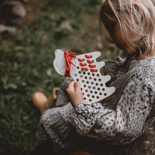 Charlie der Hund, Spielzeug zum Schnüren aus Holz, Montessori-Spielzeug